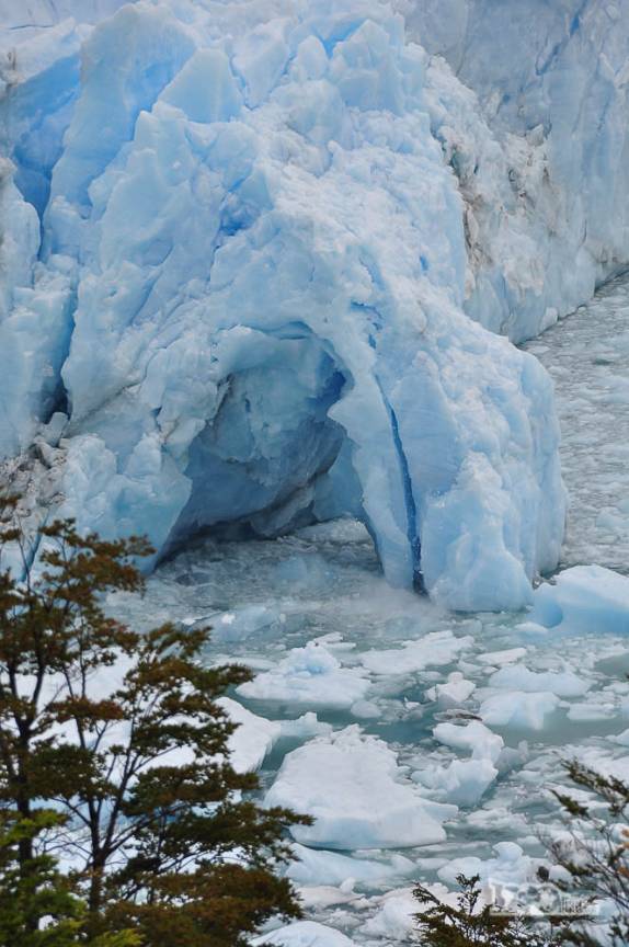 Um arco de gelo entra em colapso no glaciar Perito Moreno, no parque Nacional Los Glaciares, região de El Calafate, no sul da Argentina (foto 1 de 10)